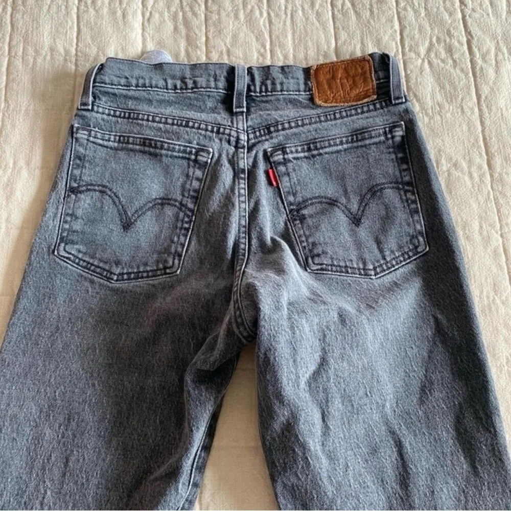 Levi's Women's Wedgie Black Straight Leg Denim, lightly distressed. W25xL26. - Picture 9 of 11